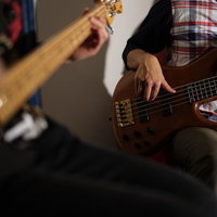 ベースを弾く2人のミュージシャンによるセッション演奏の写真