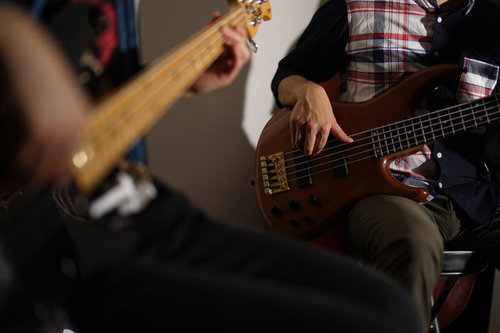 ベースを弾く2人のミュージシャンによるセッション演奏