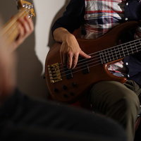 エレキベースを指弾きする演奏者の手元とフォームの写真