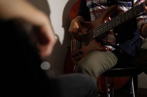ベースを弾くふたりのセッション演奏、指弾きで奏でる弦楽器の音色