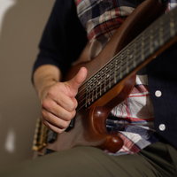 スラップ奏法（チョッパー奏法）でエレキベースを弾く手元の写真