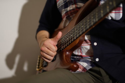 スラップ奏法（チョッパー奏法）でエレキベースを弾く手元
