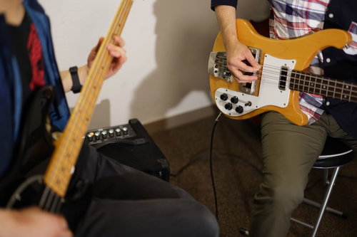 ベース教室でセッション中のベーシストの演奏風景