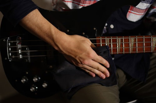 弦専用のクロスで拭くベースのメンテナンス