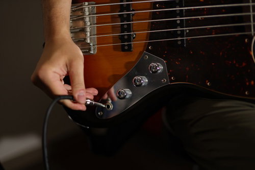 ベースのジャックにシールドを差し込む瞬間