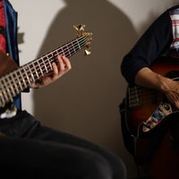 仲間とベースセッションする複数のベーシストの写真