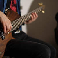 指弾きでベースを演奏するベーシストの手元の写真