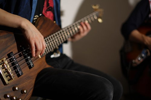 指弾きでベースを演奏するベーシストの手元