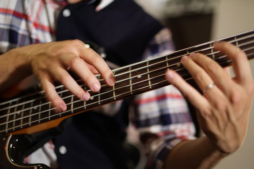 チェック柄シャツのベーシストによるライトハンド奏法