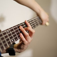 クロスタッピング奏法でベースを演奏する手元の写真