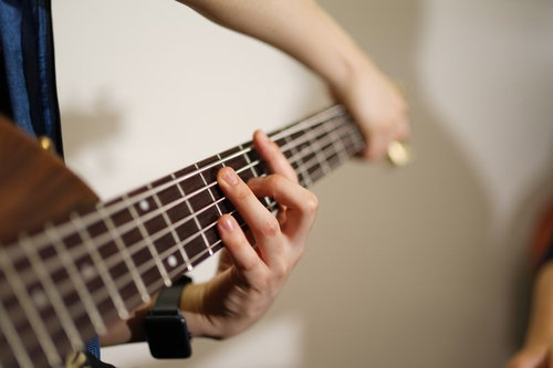 クロスタッピング奏法でベースを演奏する手元