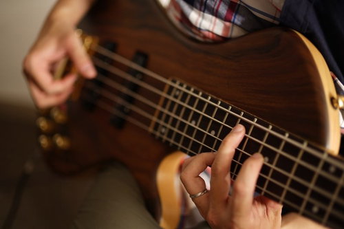 指弾きするベーシストの弦さばきと手元の動き