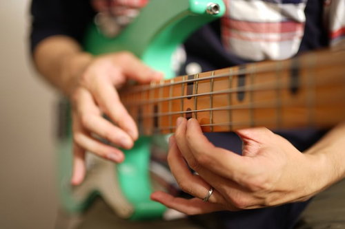 ベーシストが両手タッピングするライトハンド奏法