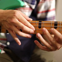 ベースギターでライトハンド奏法をする手元の写真