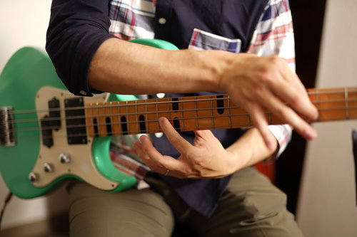 ライトハンド奏法（タッピング）で指板を縦横無尽に動き回るベーシスト