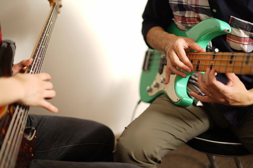 ライトハンド奏法で両手タッピングを弾き合うベーシスト