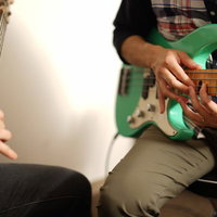 ベースとギターでセッション演奏の写真