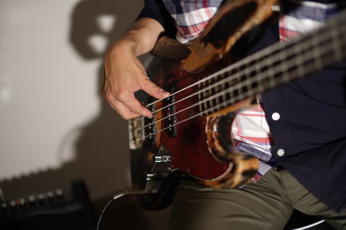 ベースの弦を弾く手元のクローズアップ演奏