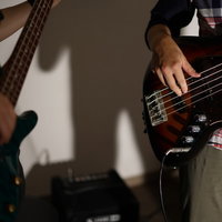 ベースを使って向かい合う2人のミュージシャンのセッションの写真