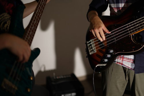 ベースを使って向かい合う2人のミュージシャンのセッション