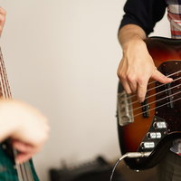 エレクトリックベースレッスン中の講師と生徒の写真