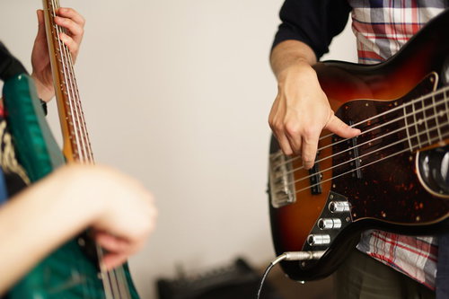 エレクトリックベースレッスン中の講師と生徒