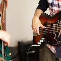 ベースを演奏するミュージシャン2人の写真