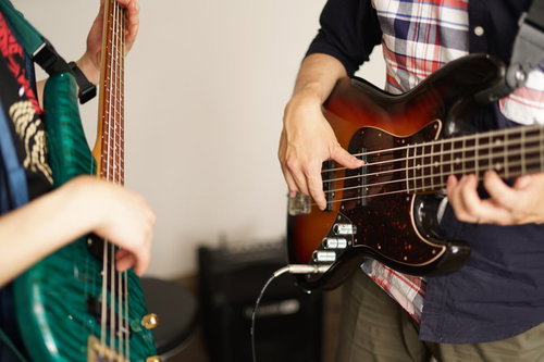 ベースを演奏するミュージシャン2人