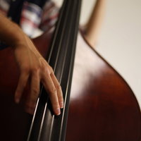 人差し指と中指を揃えて弾くウッドベースの演奏の写真