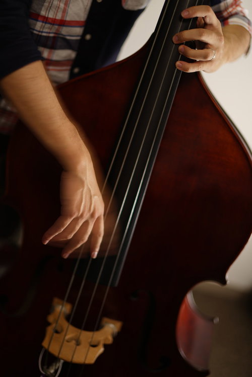 ウッドベースを使ったプロベーシストの弦を弾く指技