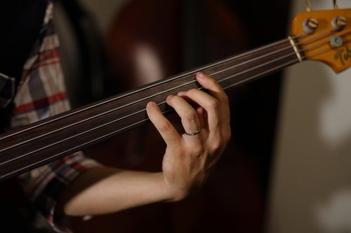ウッドベースを弾くプロミュージシャンの指