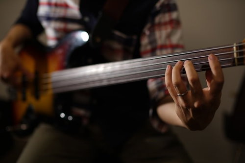 ウッドベースを弾き語るミュージシャンのライブ演奏