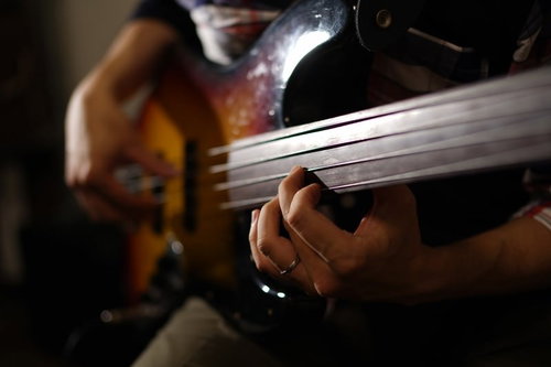 ベースギターを弾く男性ミュージシャン