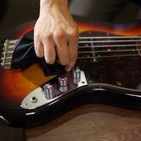 サンバーストカラーのベースをクロスで拭くメンテナンスの写真