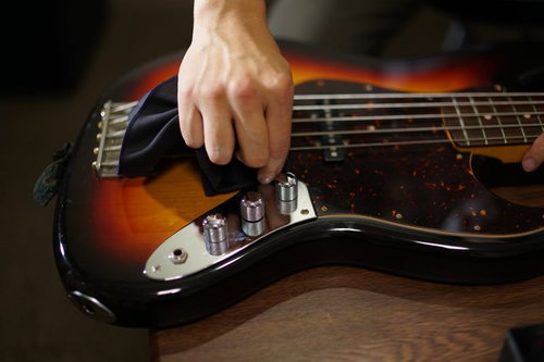 サンバーストカラーのベースをクロスで拭くメンテナンス