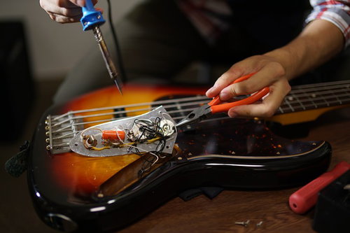 エレキベースの配線部分を半田コテで修理する