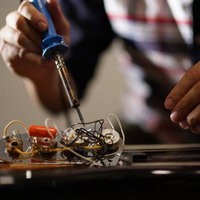 ベースの配線を半田コテを使ってメンテする様子の写真