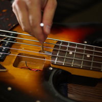 エレキベースのネック反りを六角レンチで調整するの写真