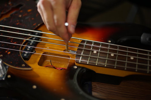 エレキベースのネック反りを六角レンチで調整する