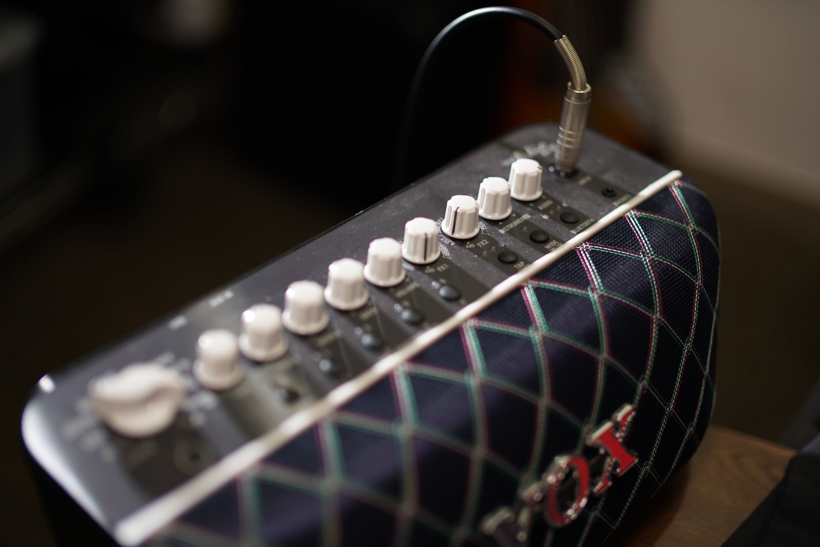 ギターアンプの複数のダイヤル式ツマミが並ぶ操作パネル