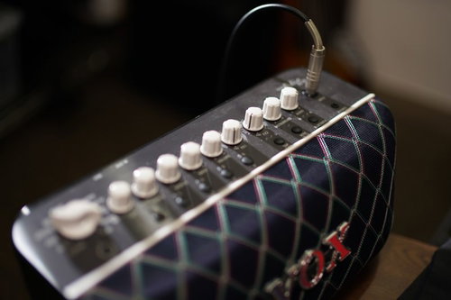 ギターアンプの複数のダイヤル式ツマミ部分