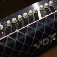 ブラックのギターアンプの並ぶボリュームつまみの写真