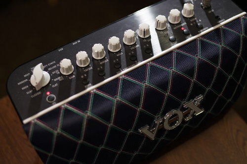 ブラックのギターアンプの並ぶボリュームつまみ