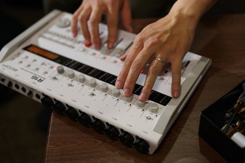 コンパクトなマルチトラックレコーダーでレコーディングする手元の操作