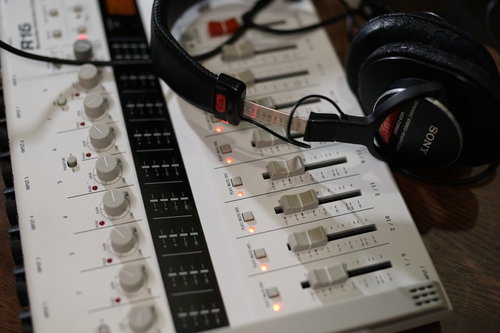 マルチトラックレコーダーで音源を収録するレコーディングスタジオ環境