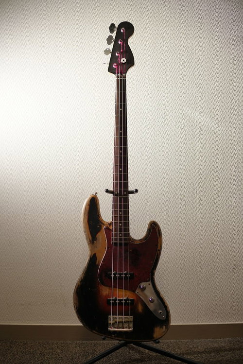 壁に立て掛けた茶色いボディのジャズベース