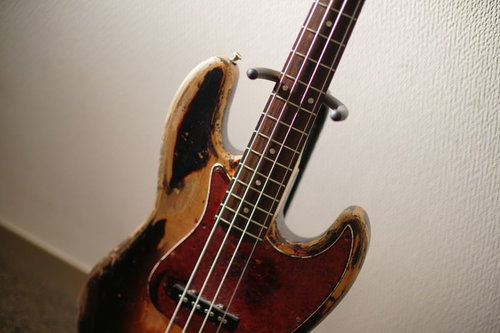 レリック加工で塗装が剥がれたヴィンテージエレキベース