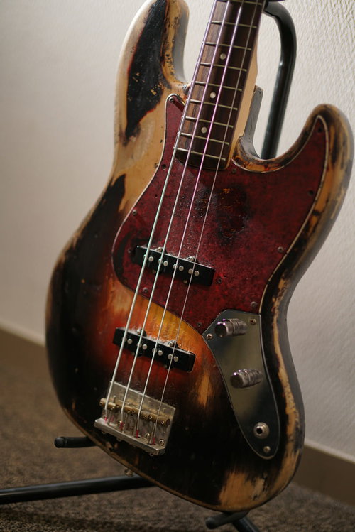 ビンテージのサンバースト塗装エレキベース
