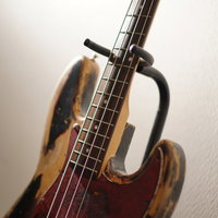 エレクトリックベースの4本ベースと木目のネックの写真