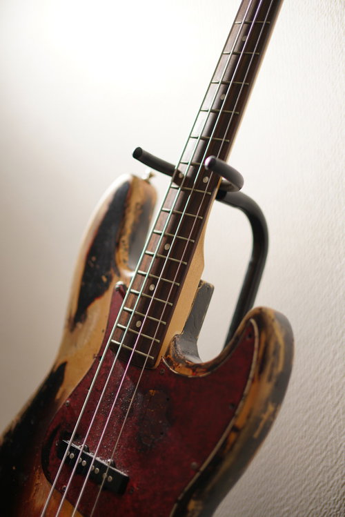 エレクトリックベースの4本ベースと木目のネック